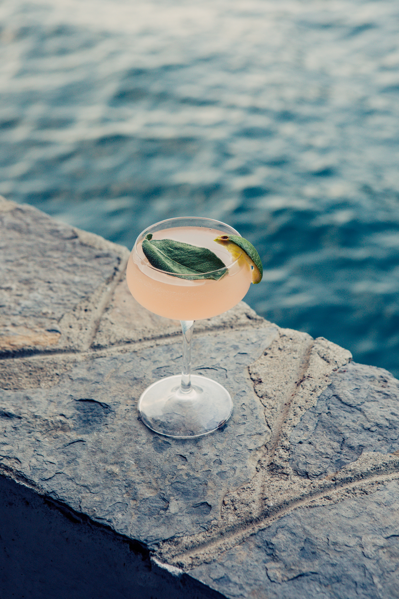 Cocktail con foglia in riva al lago