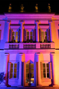 Gruppo Spuma Facciata della villa illuminata da luci viola, blu e arancio