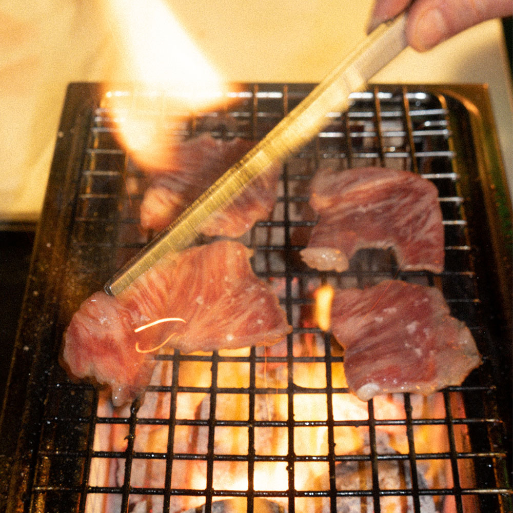 Carne cotta sulla griglia con fiamma viva