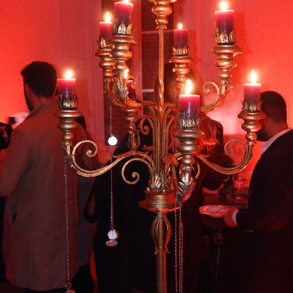 Candelabro oro davanti a persone in piedi