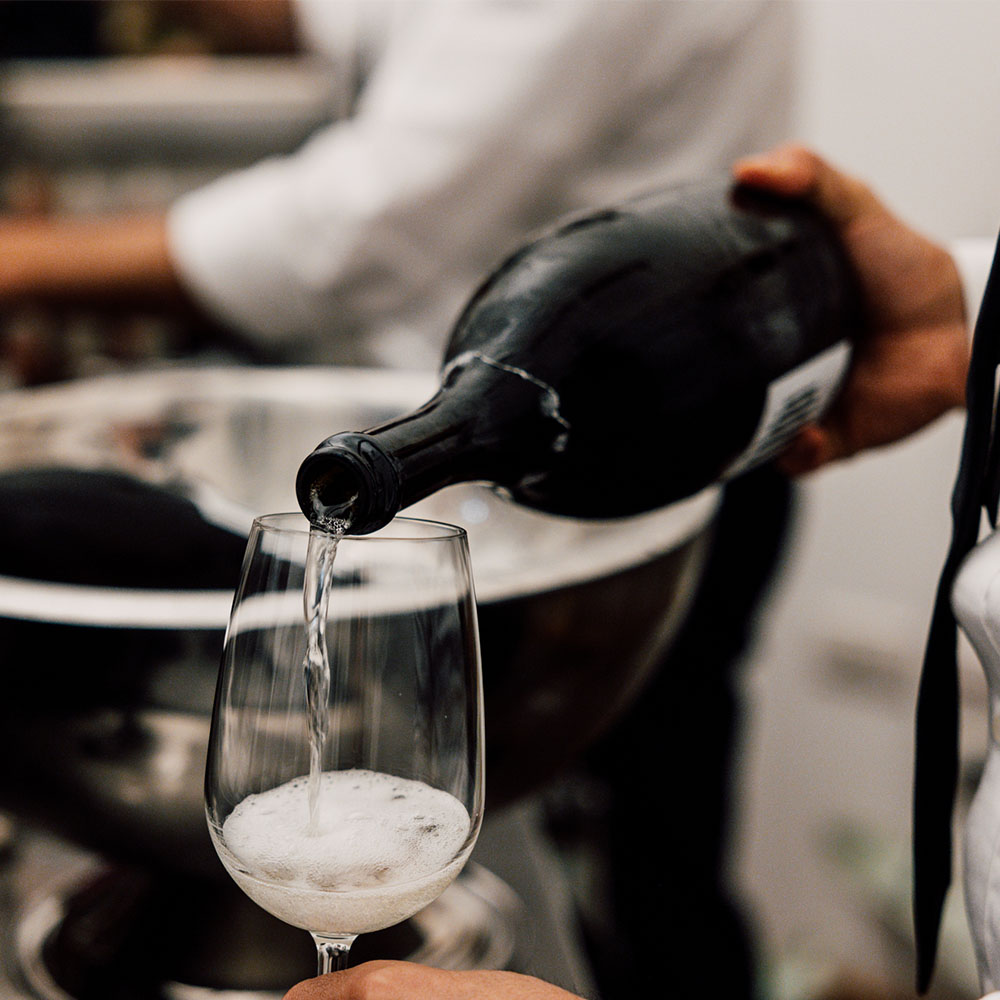 Vino versato in un bicchiere