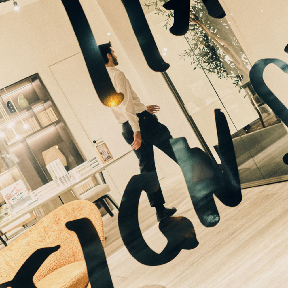 Scritta Design sopra una vetrina