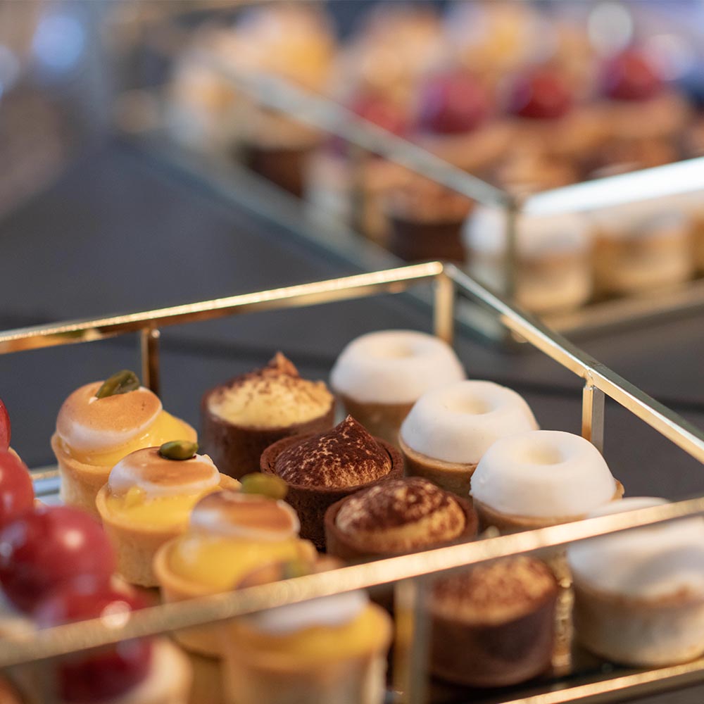 Piccola pasticceria su un vassoio