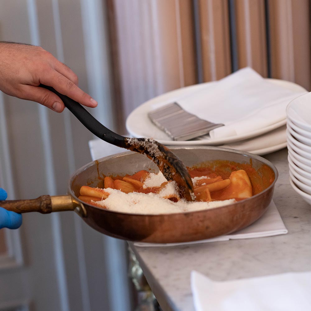 Chef che gira la pasta mentre la cuoce