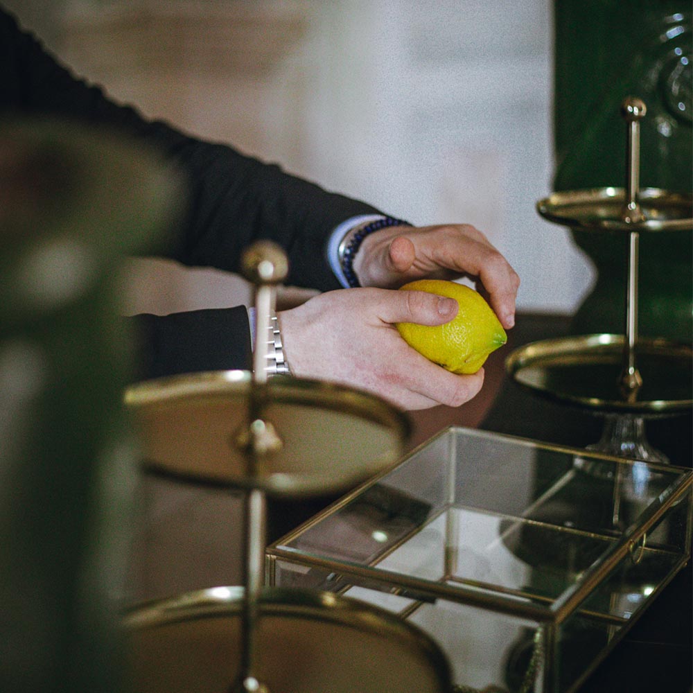 Cameriere con un limone tra le mani