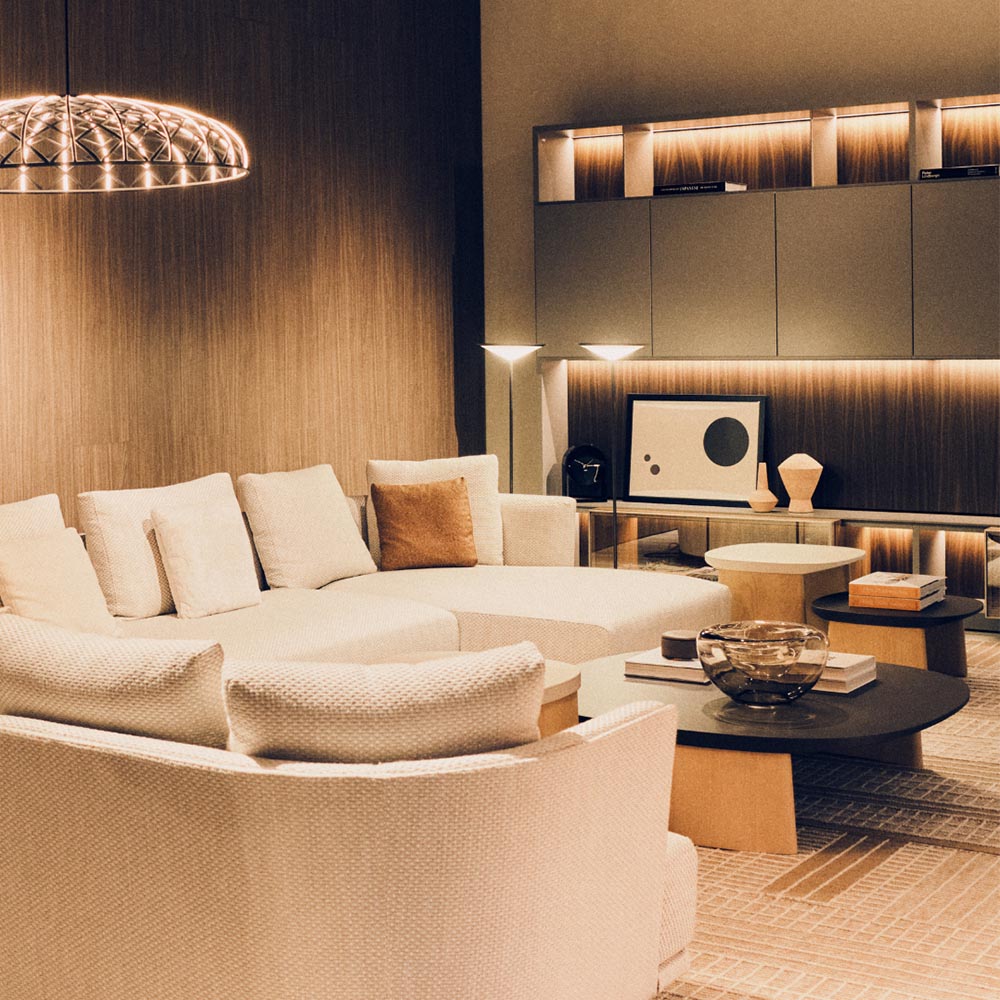 Showroom con divani e oggetti di design