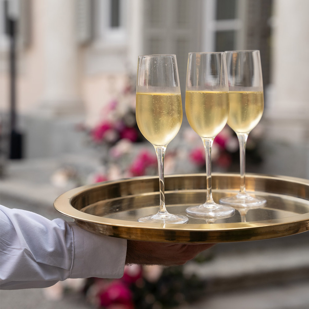 Calici di vino su un vassoio oro
