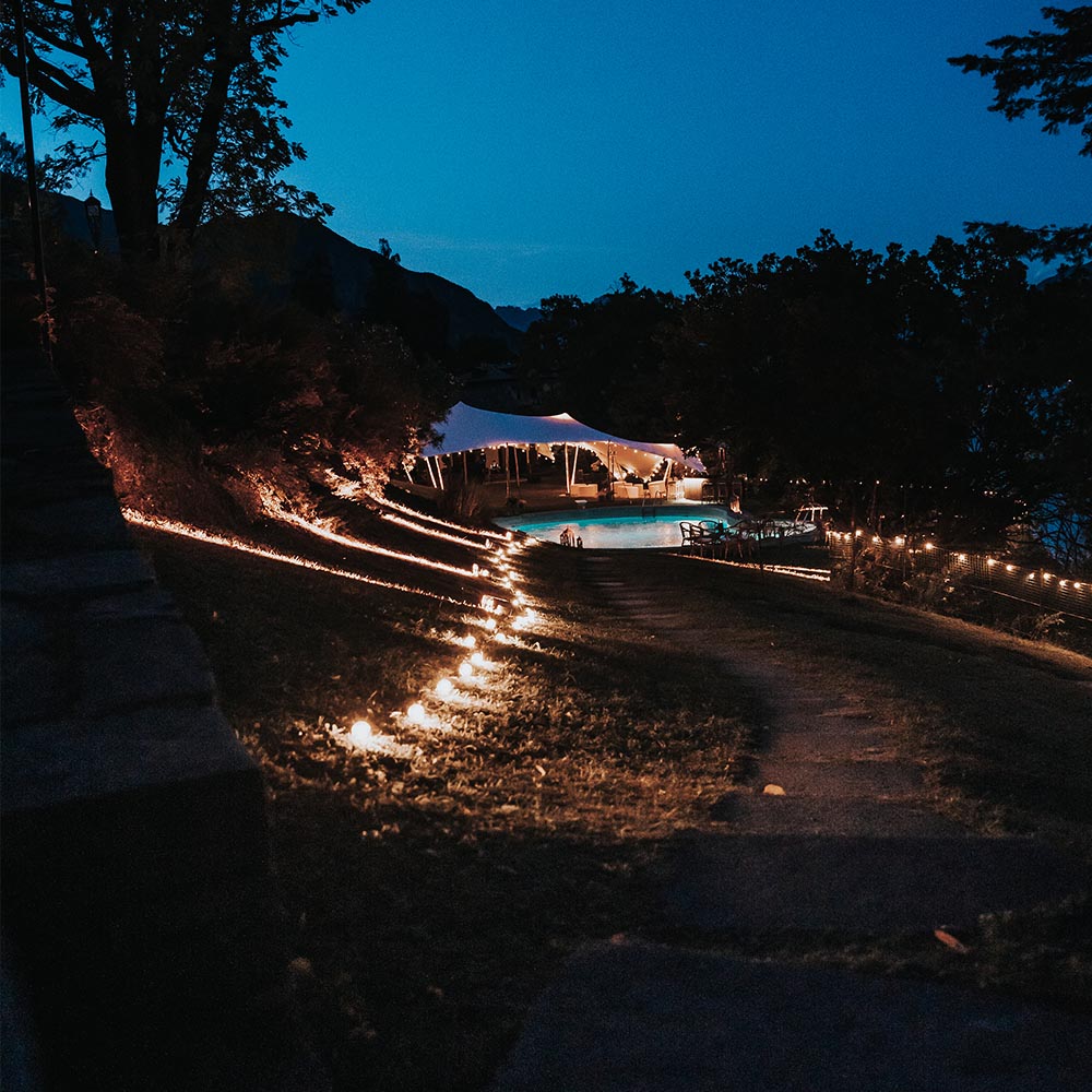 Villa con piscina con luci serali