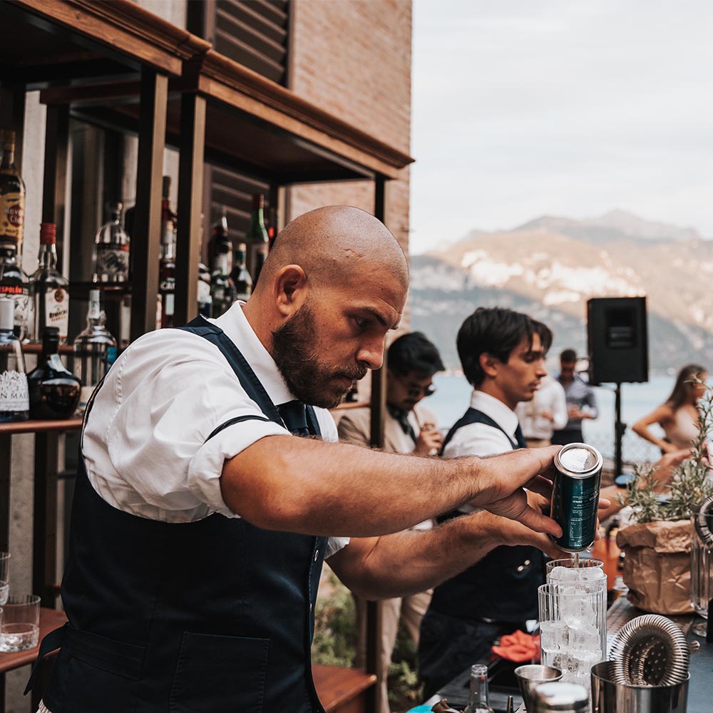 Barman che prepara i cocktails