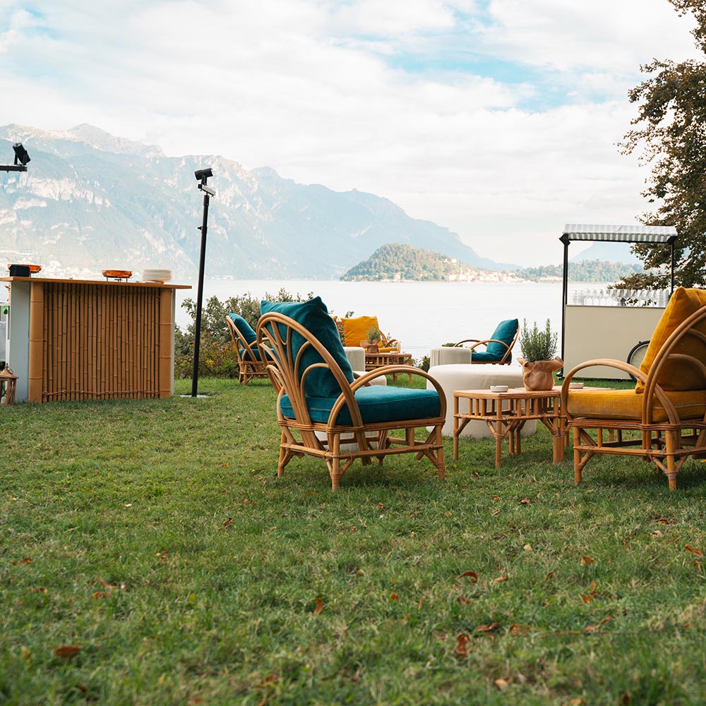 Poltroncine, divanetti e banconi bar a bordo lago