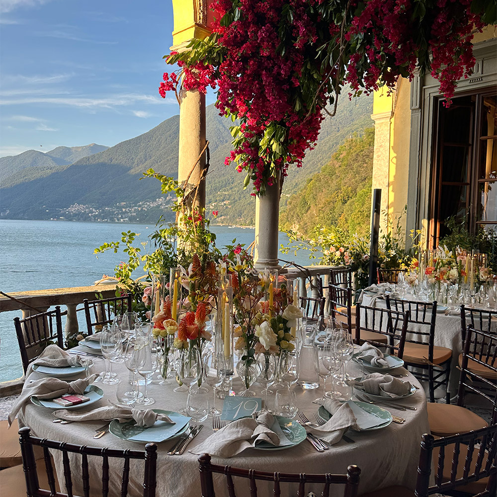 Tavolo e mise en place bordo lago al tramonto