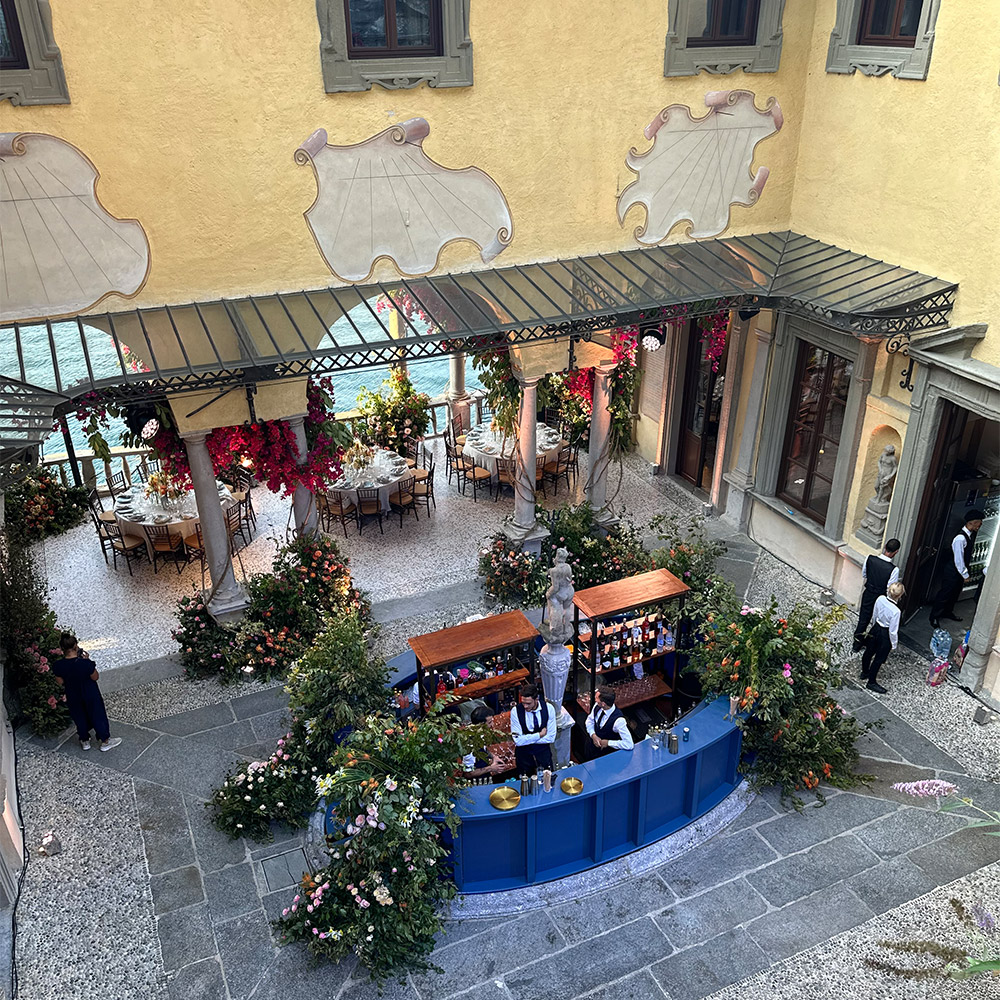 Corte della villa con banconi bar