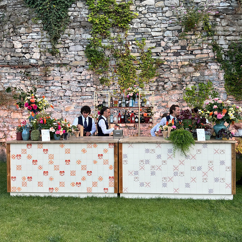Camerieri e bancone bar