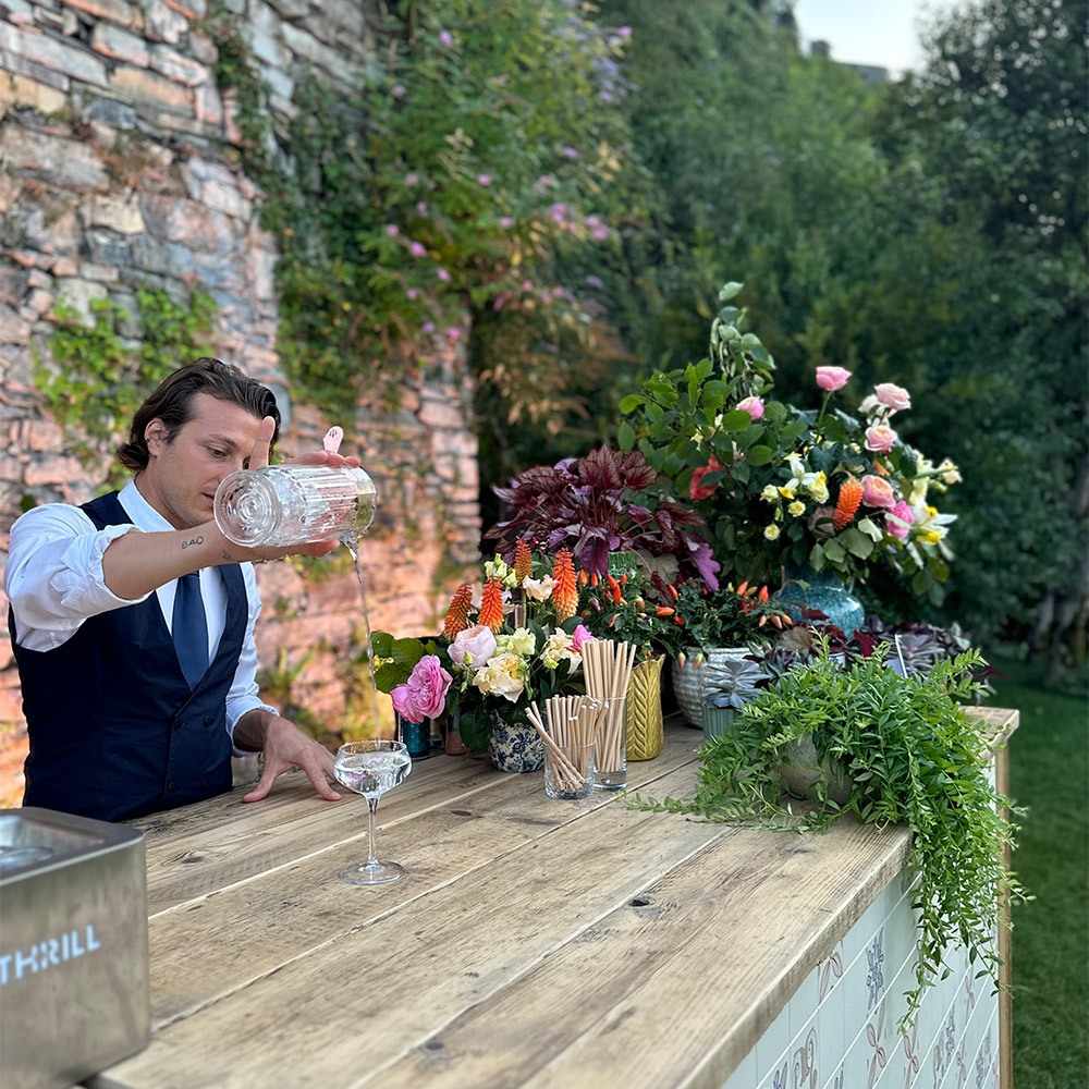 Cameriere che versa il cocktail