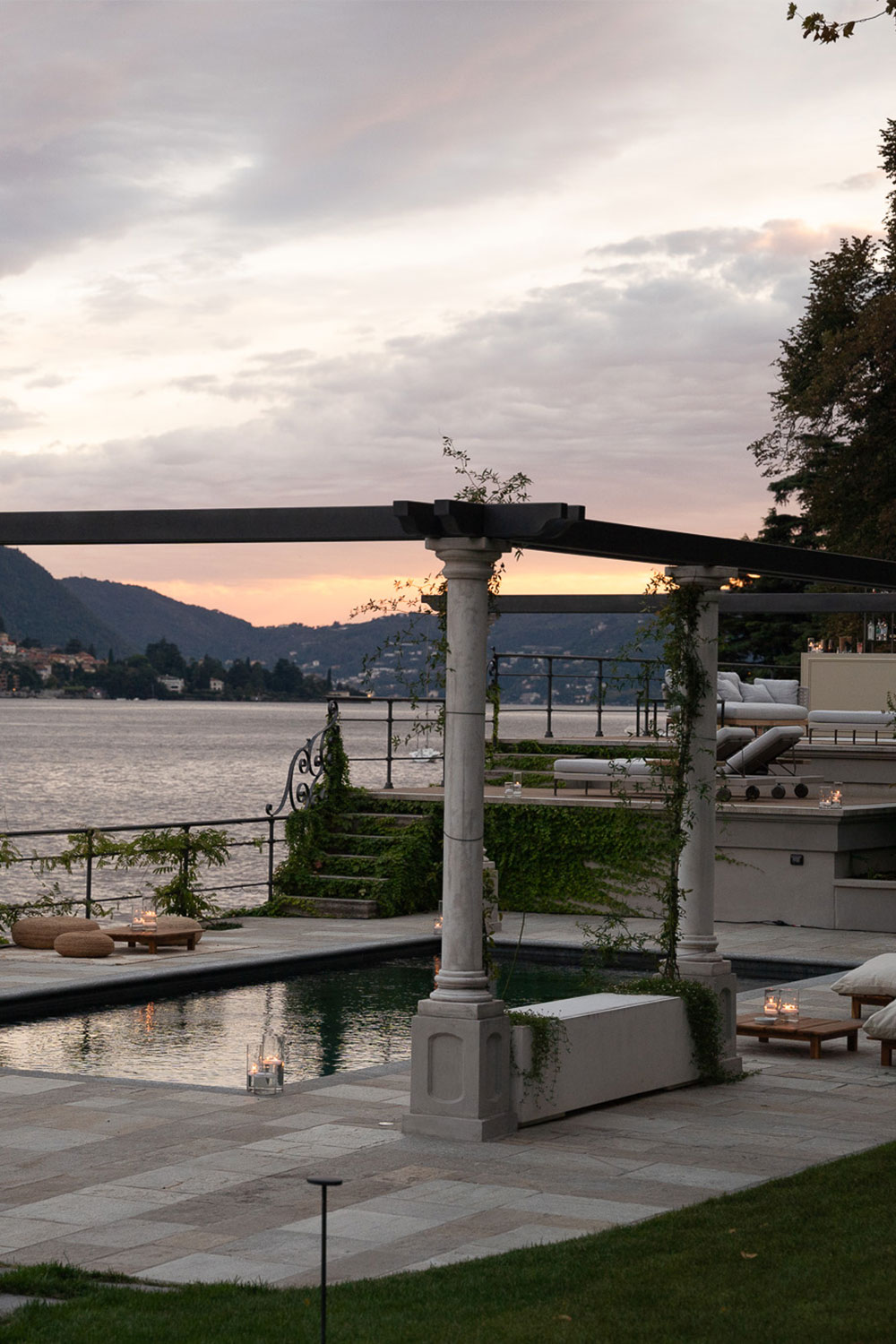 Piscina vista lago al tramonto