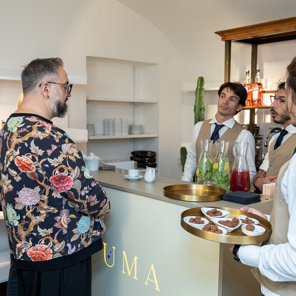 Uomo che prende da bere al bancone bar