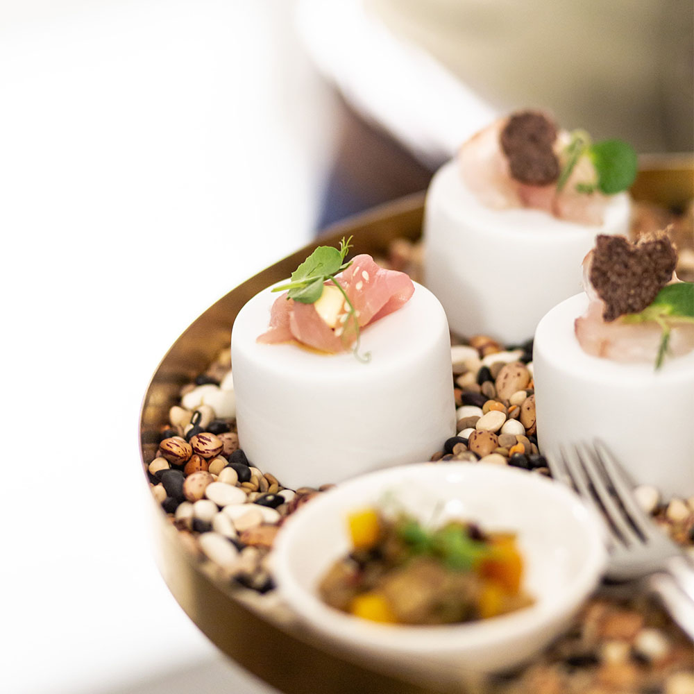 Finger food su un vassoio oro con fagioli