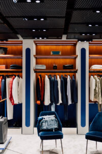 Gruppo Spuma Boutique con abiti da uomo all'interno