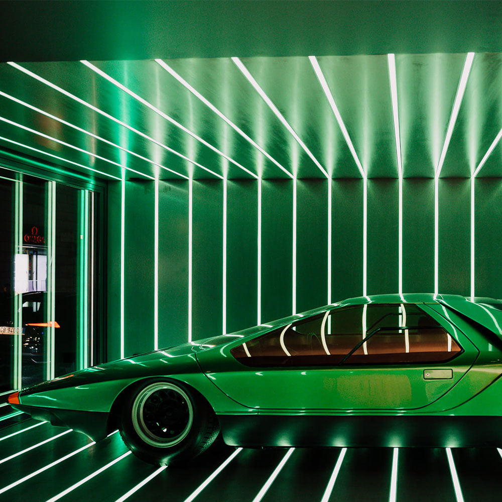 Auto d'epoca esposta con luci a led