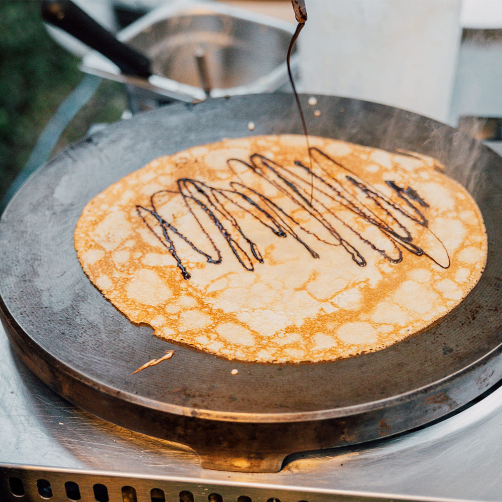Crepe con il cioccolato sulla piastra