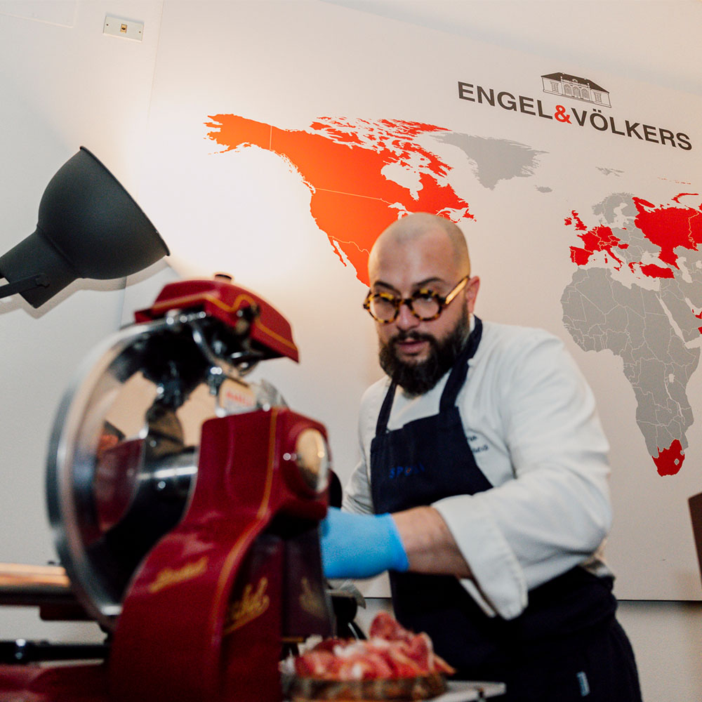 Chef che affetta il prosciutto al momento