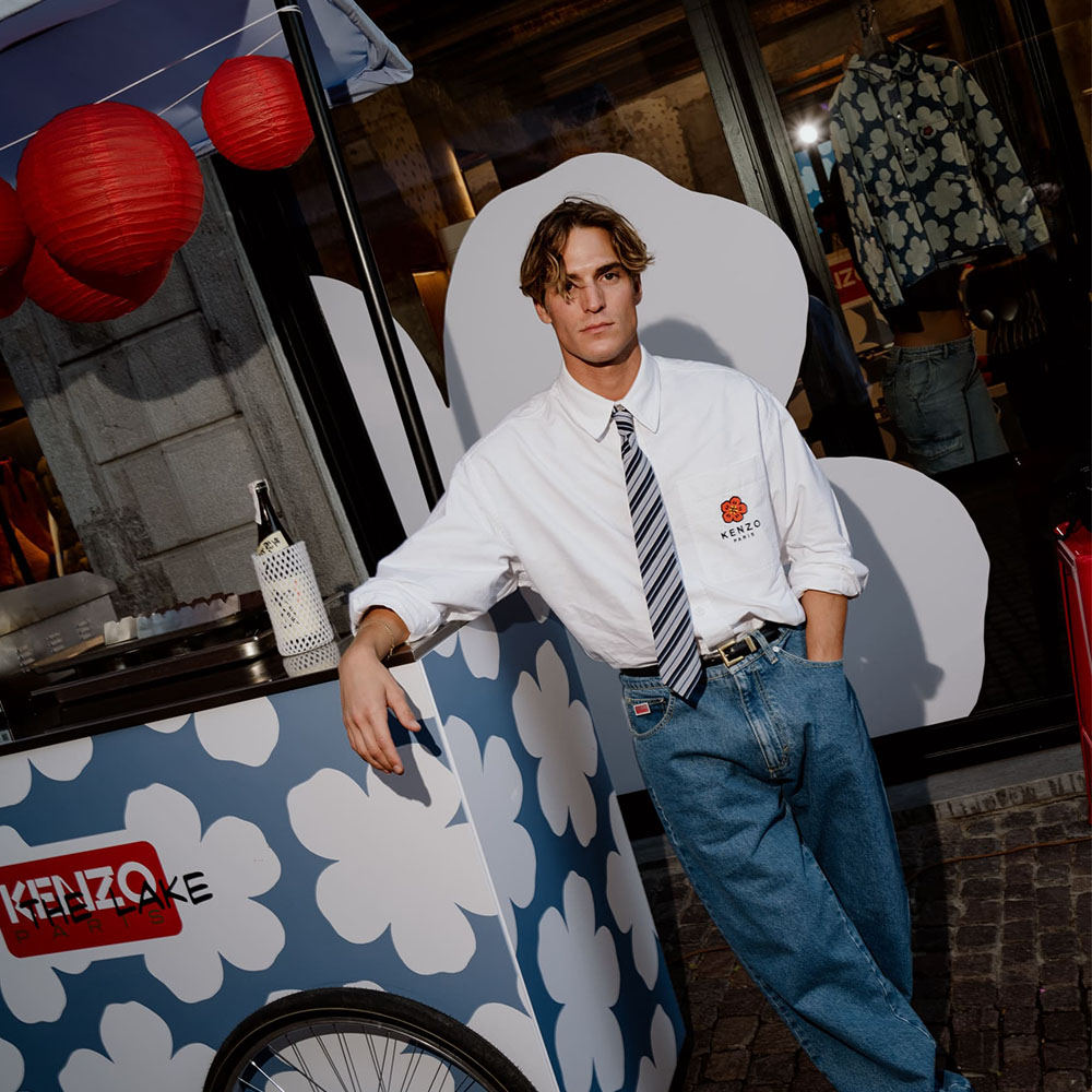 Ragazzo in posa vicino al food truck