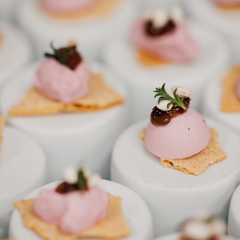 Finger food a sfera rosa su cracker