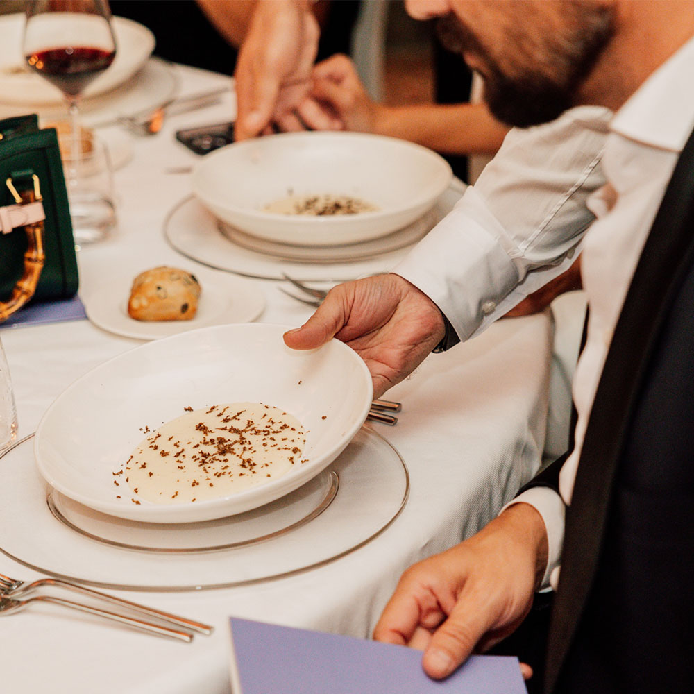 Chef che serve un primo piatto