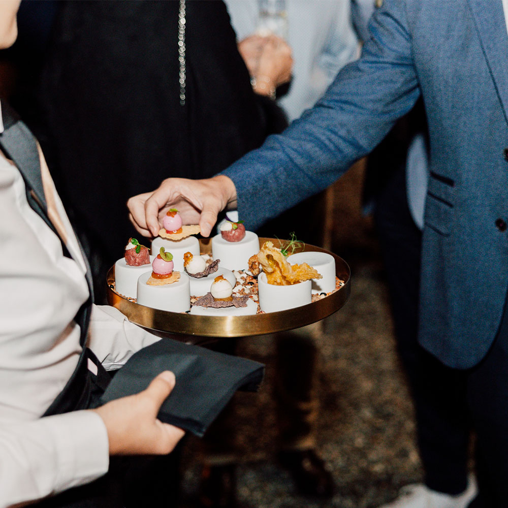 Ospiti che prendono i finger food
