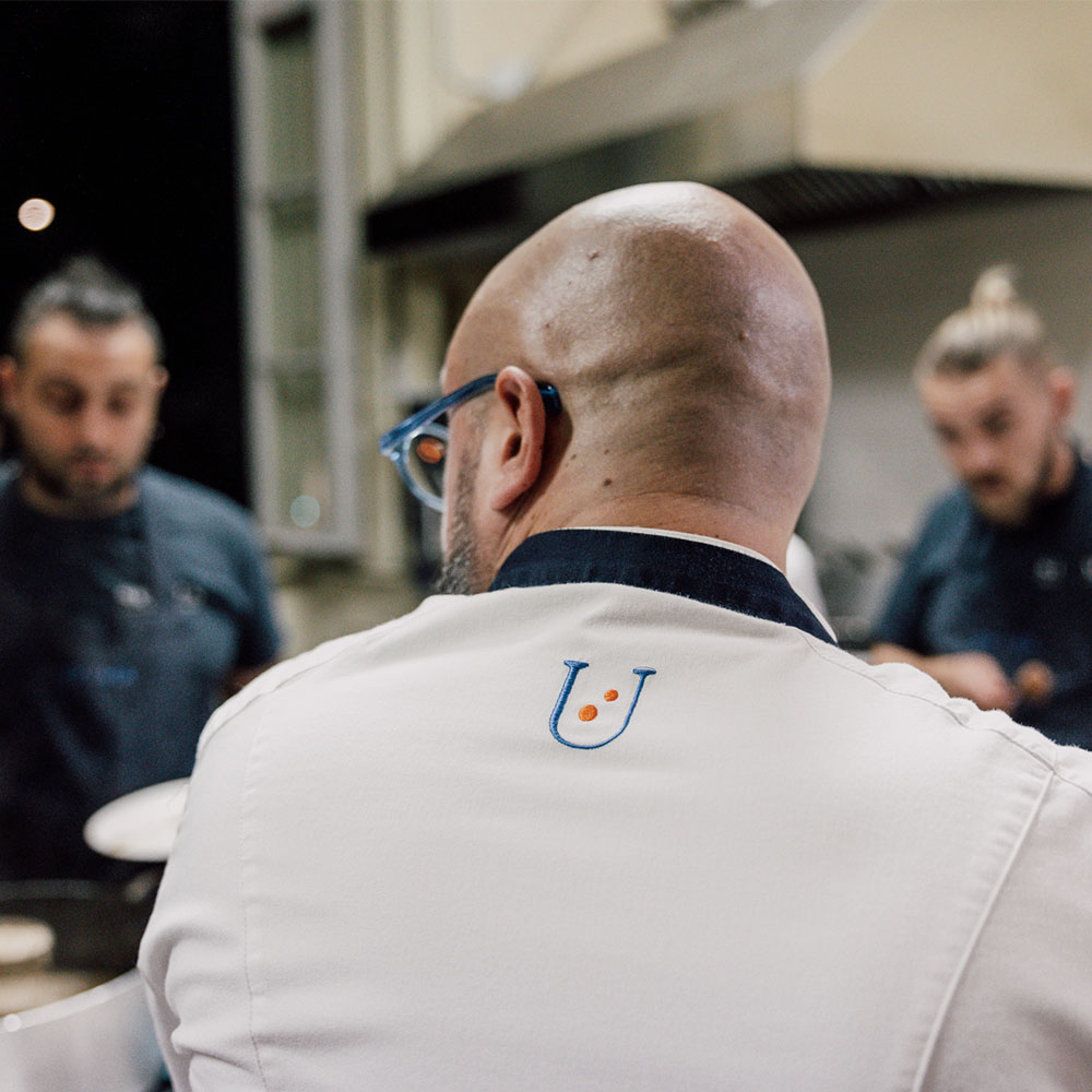 Cameriere con logo Spuma