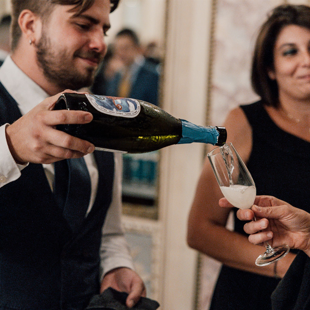 Cameriere che versa il vino a un cliente