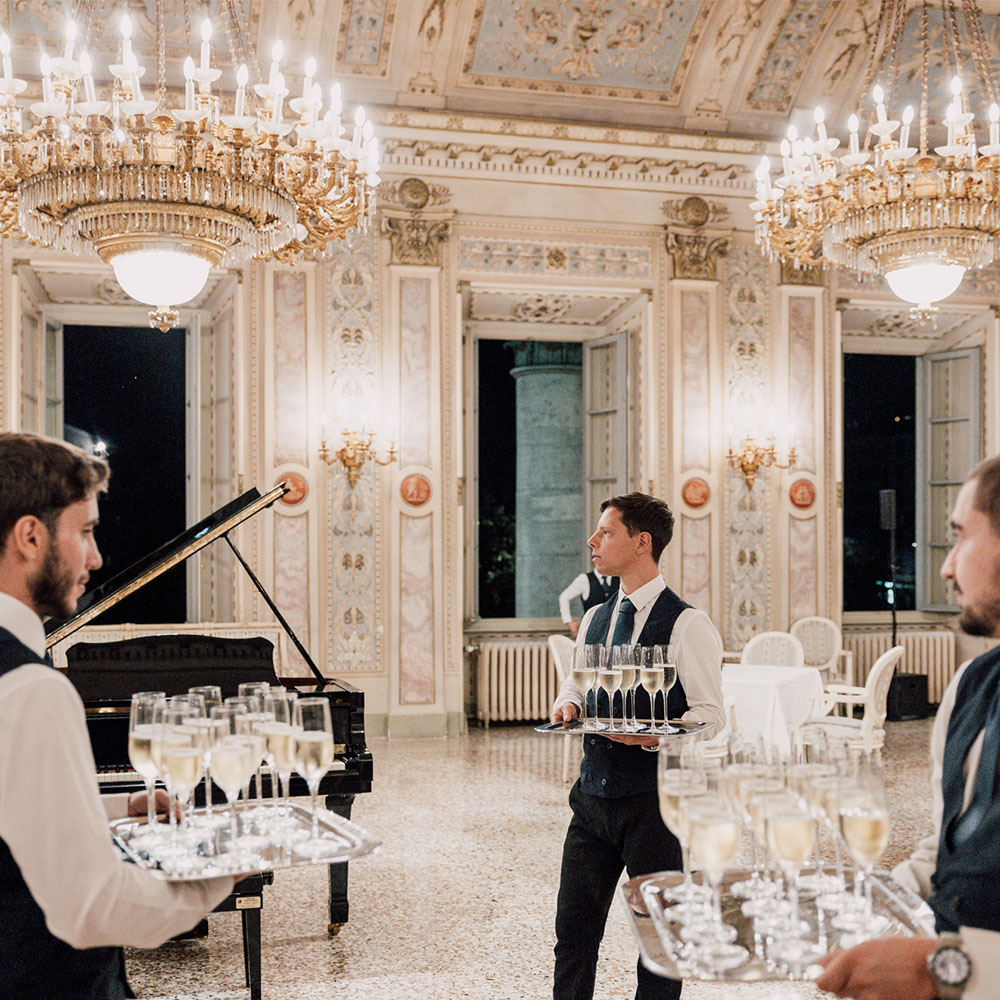 Camerieri in servizio all'interno della sala bianca