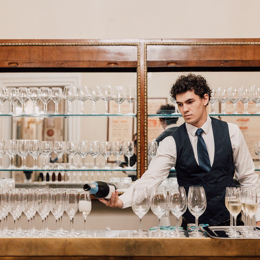 Cameriere che versa il vino nei flute
