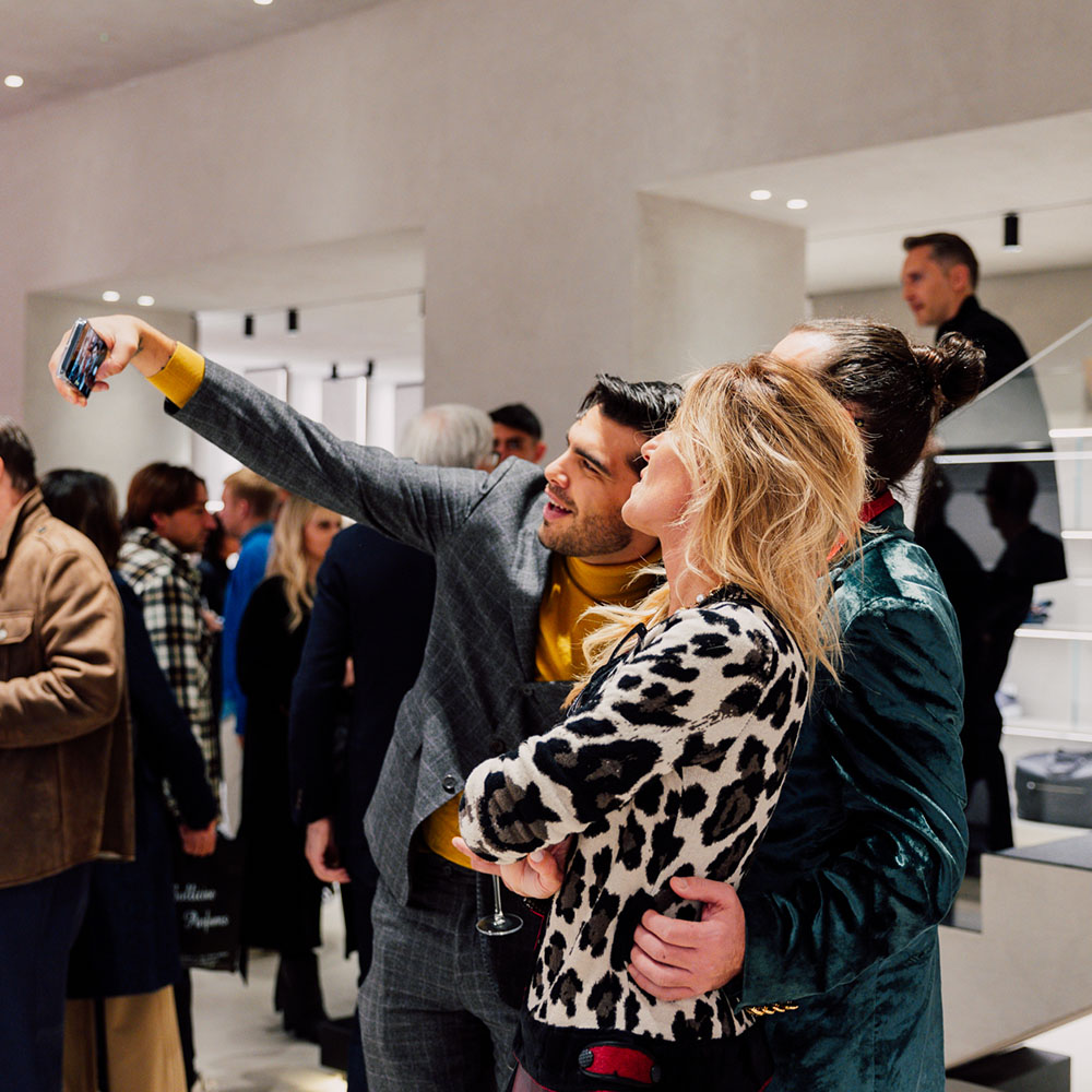 Ospiti che si fotografano in boutique