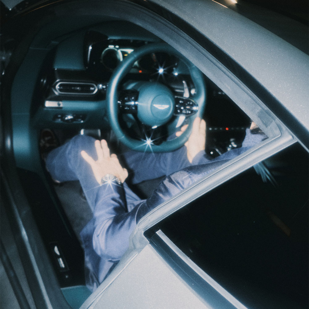 Volante e interni del modello di auto Vanquish