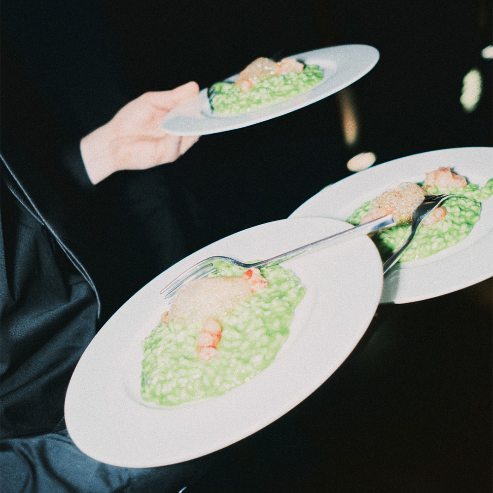 Piatti di risotto al basilico e gamberi