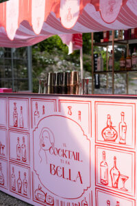 Gruppo Spuma Bancone bar rosa e rosso con scritta Il cocktail ti fa bella