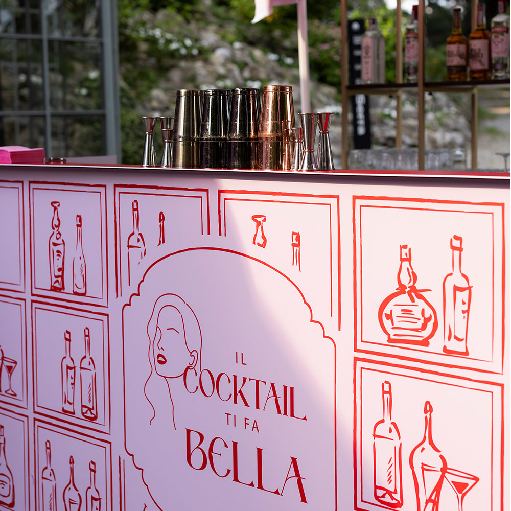 Bancone bar personalizzato rosa e rosso con scritta Il cocktail ti fa bella