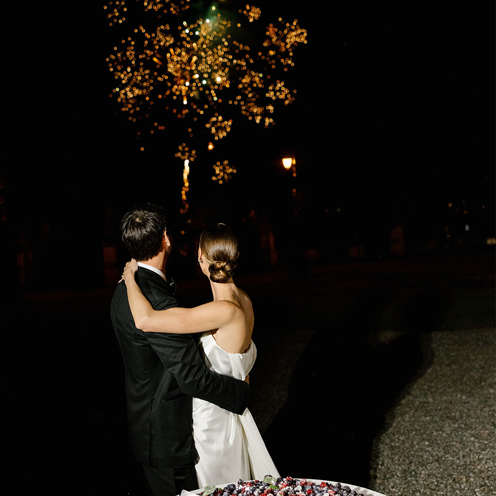 Coppia di sposi che guardano i fuochi d'artificio