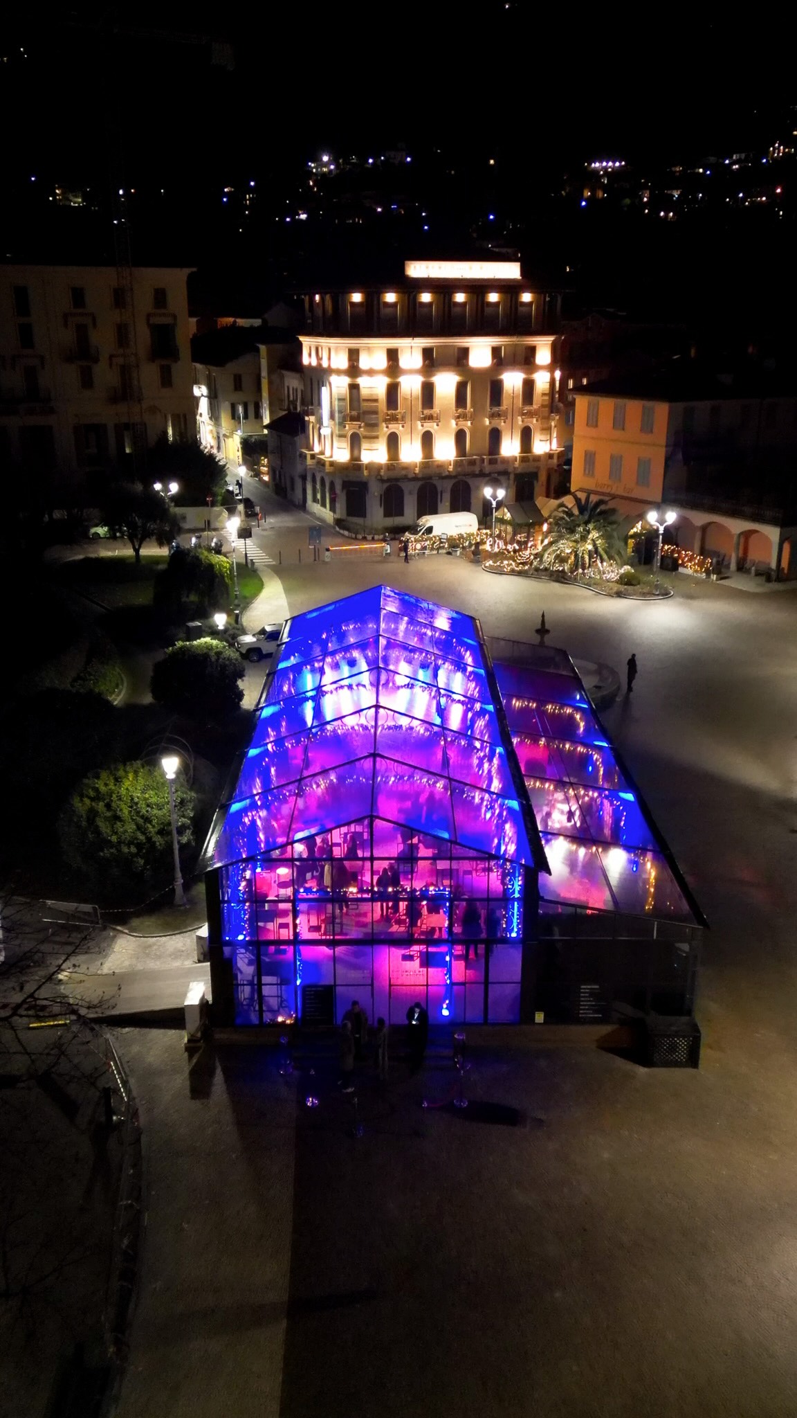 Serra di vetro nella piazza di Cernobbio