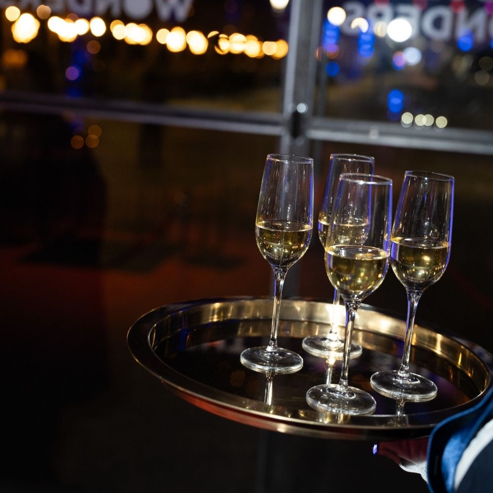 Calici di vino su un vassoio