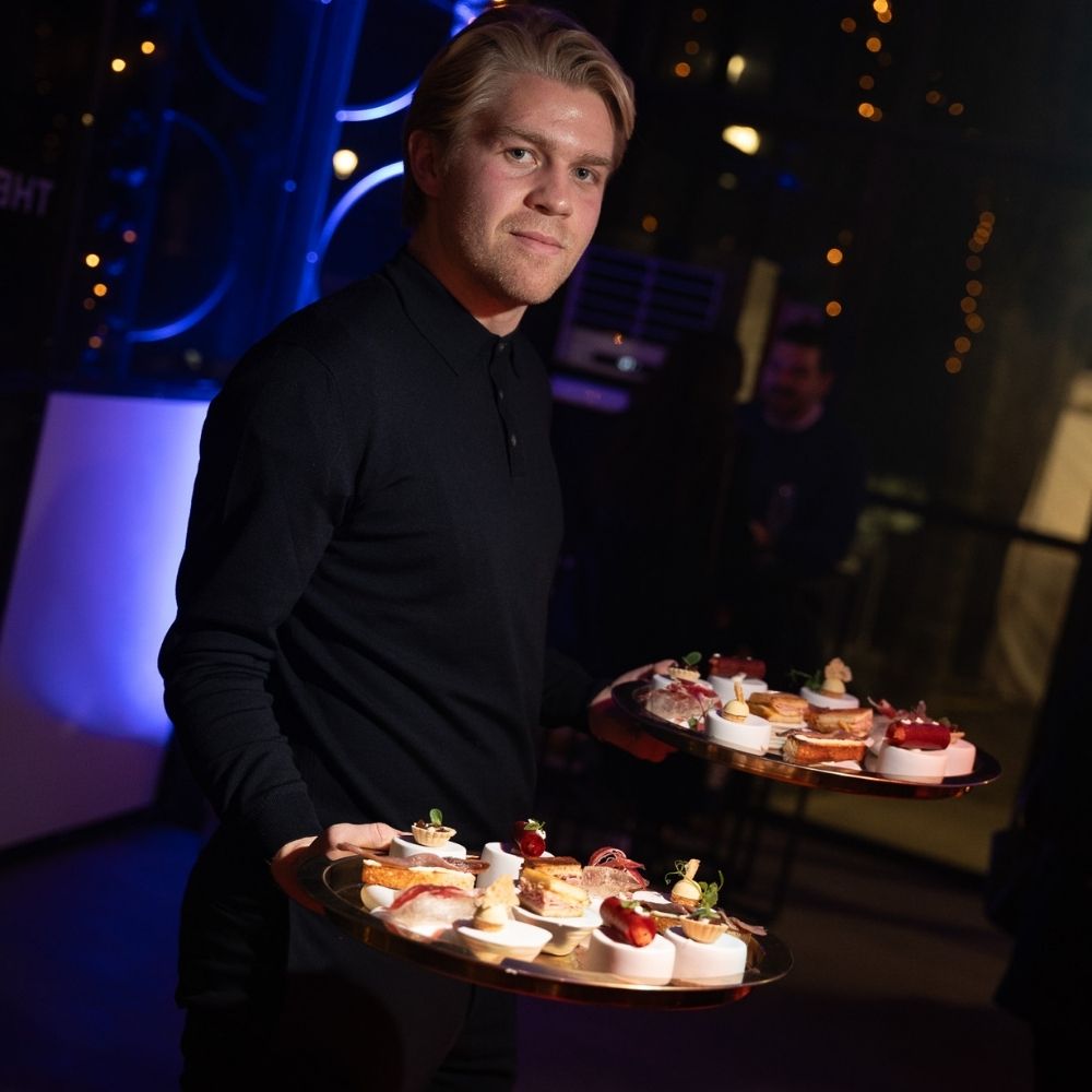 Cameriere con finger food sui vassoi