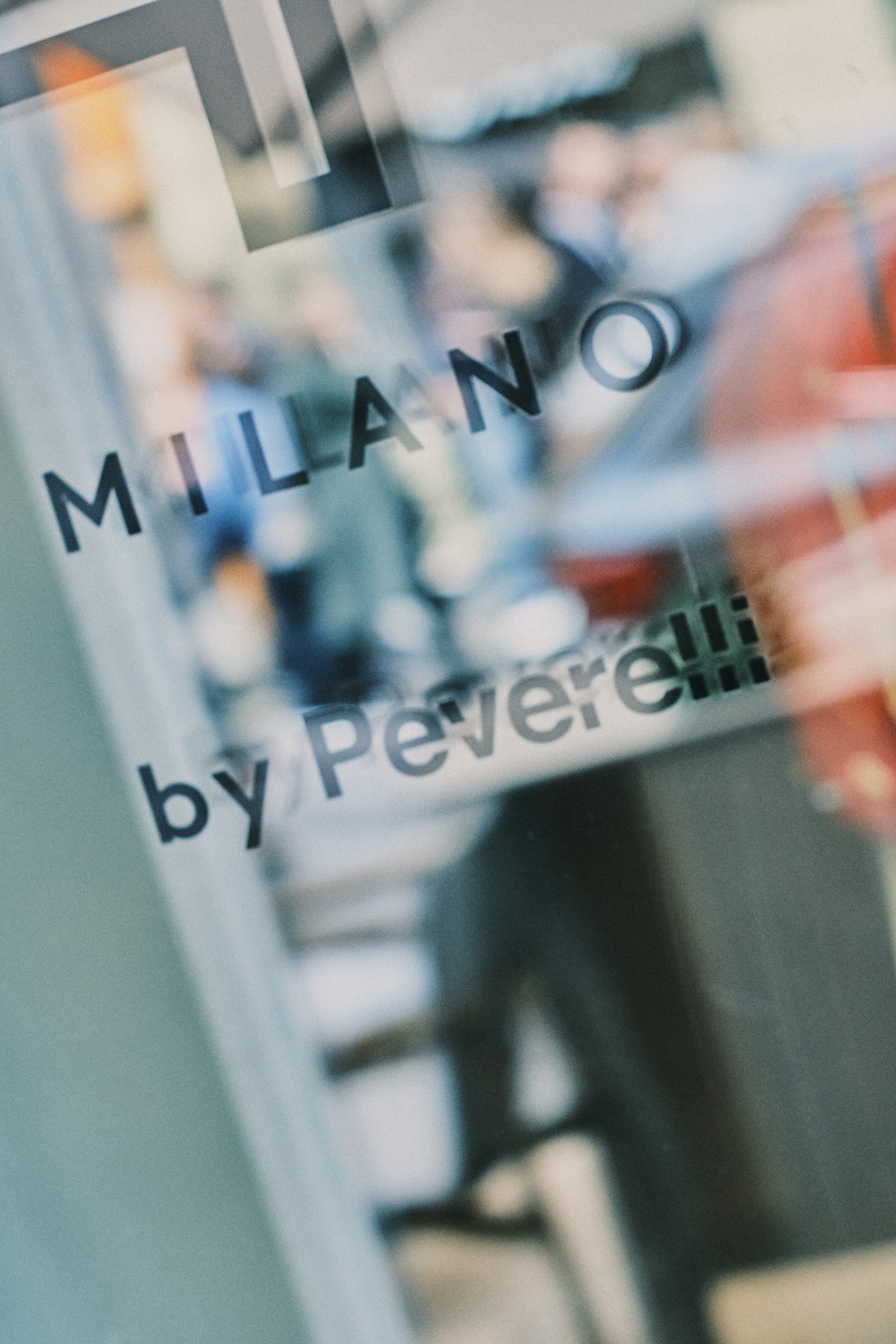 scritta Milano su vetro