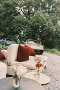 Gruppo Spuma Divanetti e porsche dietro