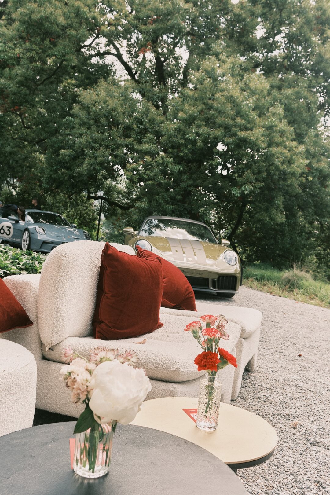 Divanetti e porsche dietro