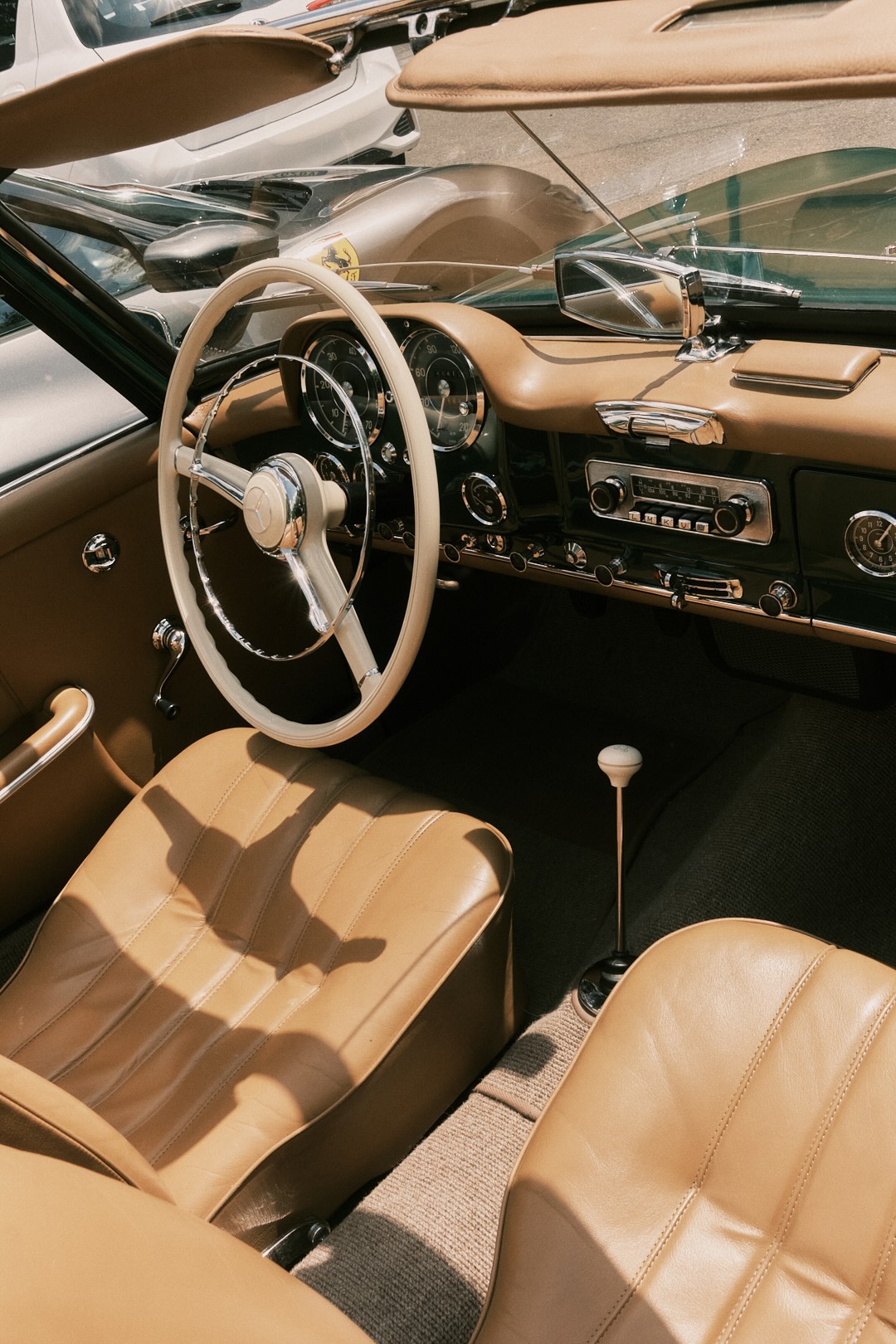 Interno di un'auto d'epoca