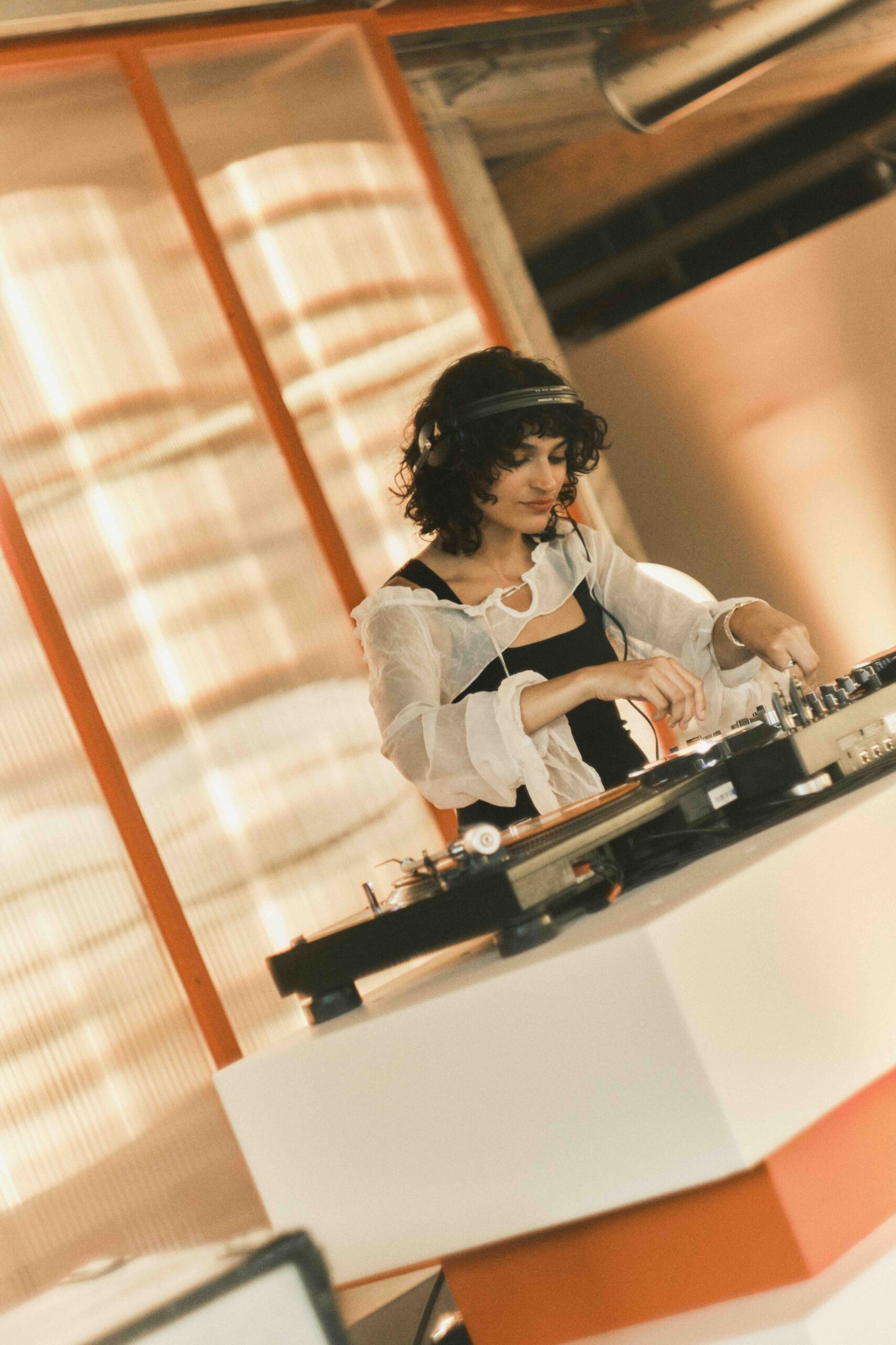 Ragazza dj alla console