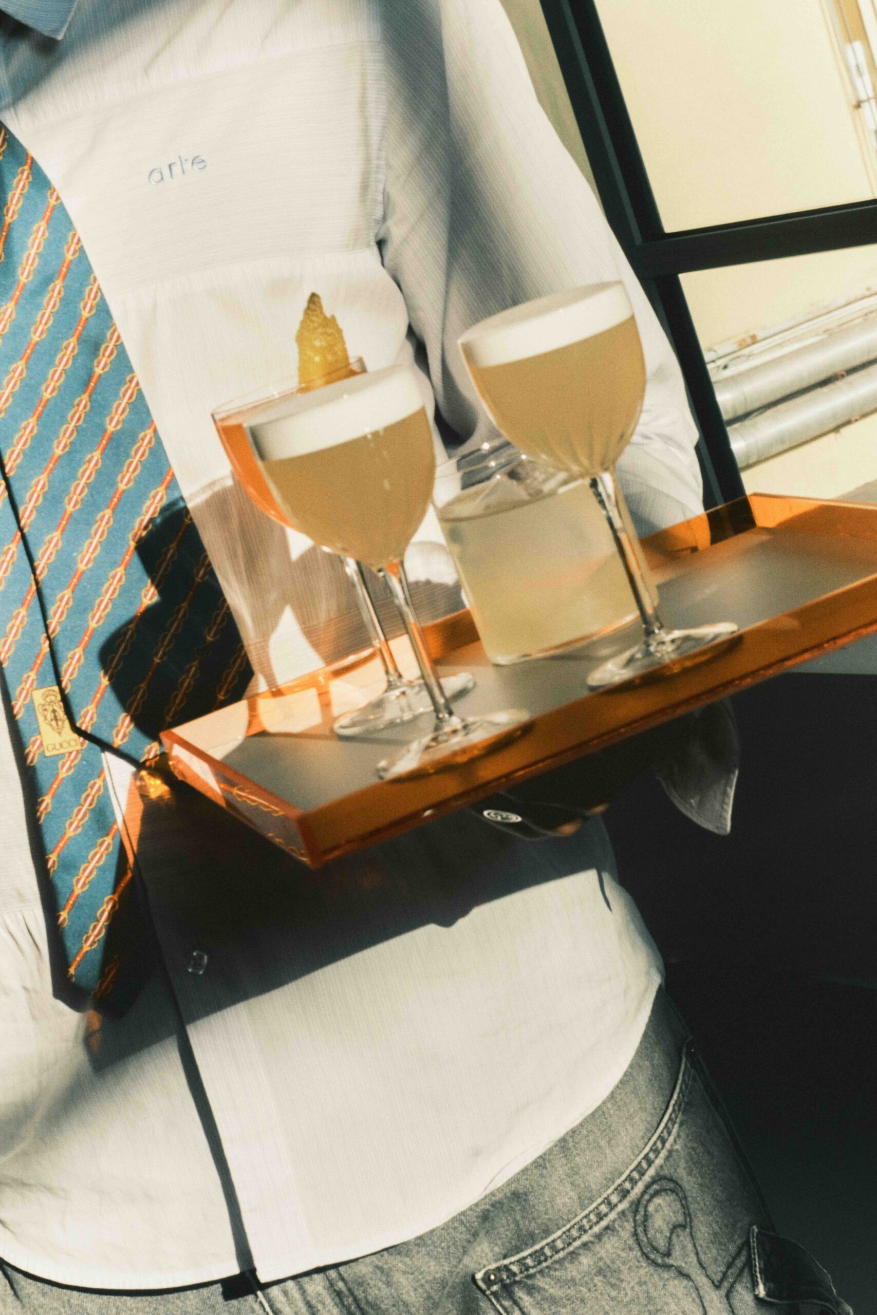 Cocktail gialli su vassoio