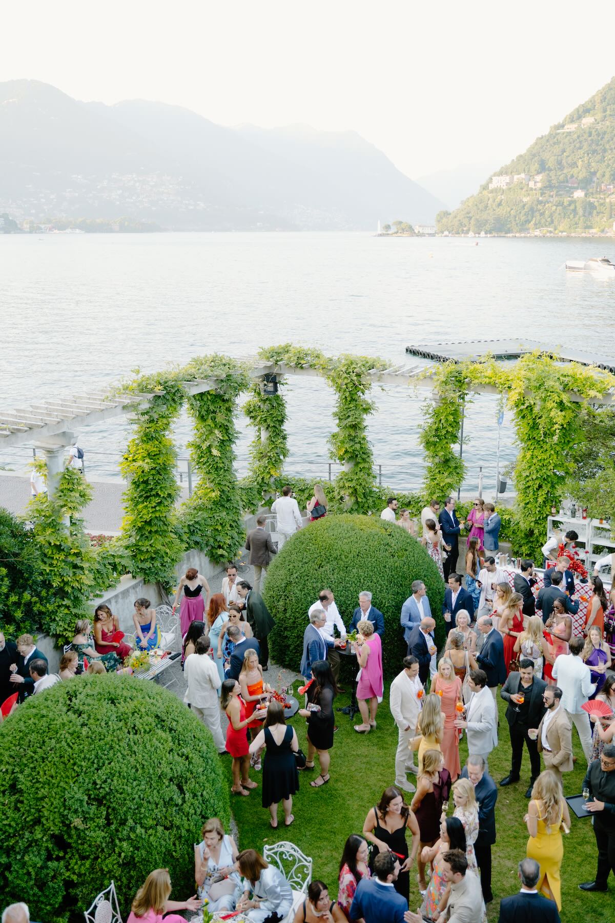 Persone nel cortile di una villa sul lago