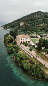 Gruppo Spuma Villa dall'alto a bordo lago